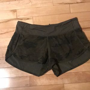Lululemon green camo speed shorts size 4
